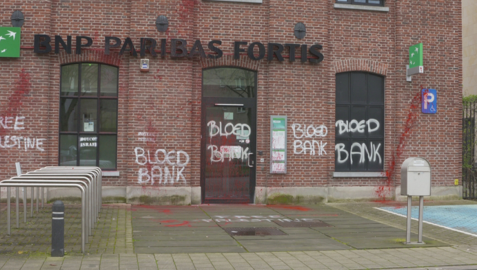 Pro-Palestijnse activisten bekladden bankgebouw in Gent